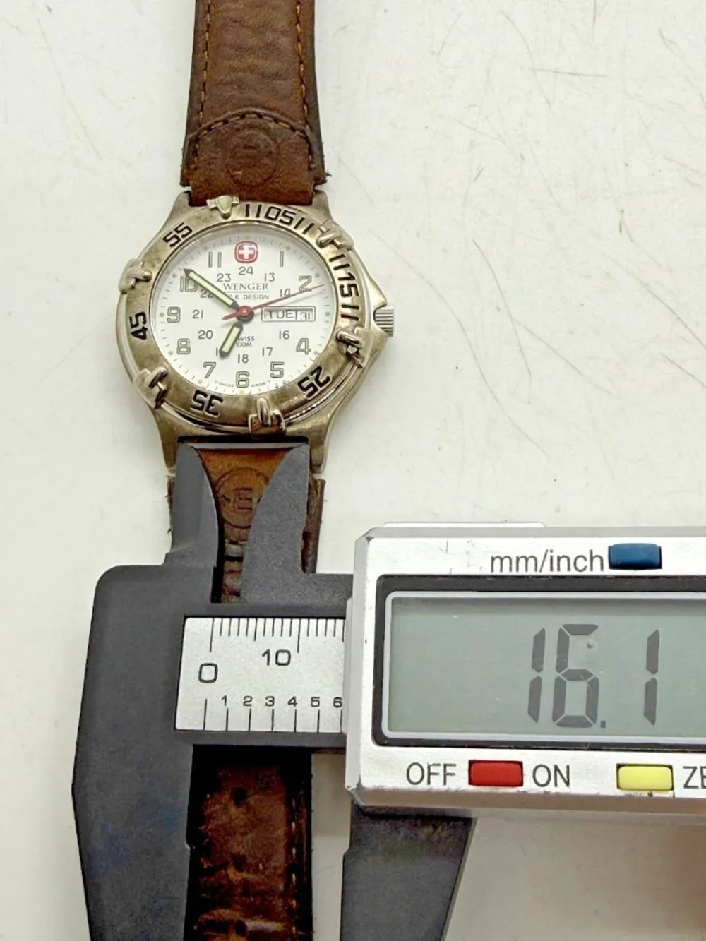 Wenger SAK Design Swiss Watch 091 0680 WR100M Day Date Mineral Crystal Silver
